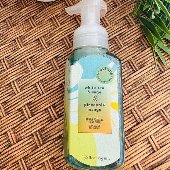 Bath and Body Works white Tea and
NWT
Sage and Pineapple Mango Foaming
Hand Soap - Picture 1 of 1
